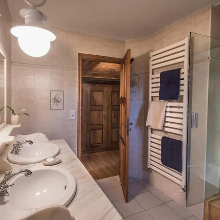 La A Tom Apartman *